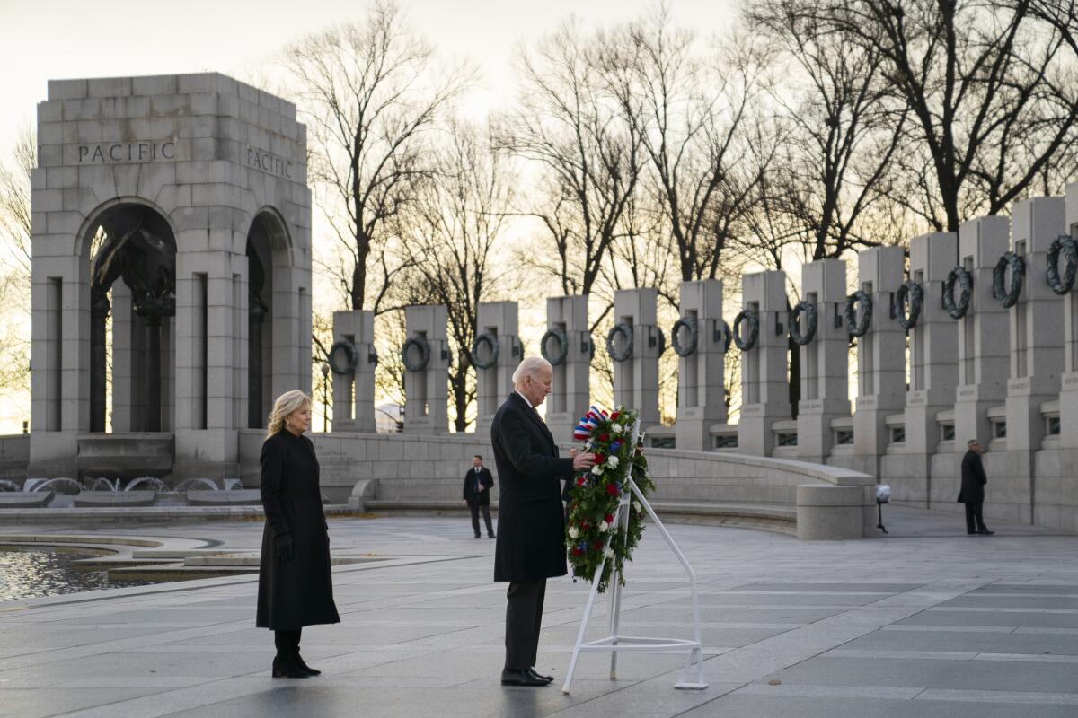 El presidente estadounidense Joe Biden y la primera dama Jill Biden visitan el Memorial de la Segunda Guerra Mundial