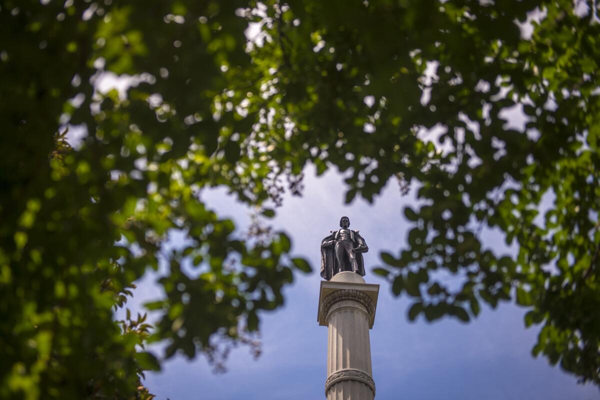 Una estatua del ex vicepresidente John C. Calhoun en Charleston, Carolina del Sur. Sus puntos de vista ayudaron a inspirar el movimiento secesionista del sur.