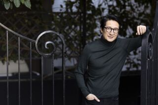 Ke Huy Quan, actor de "Everything Everywhere All at Once" (“Todo en todas partes al mismo tiempo”) posa para un retrato el domingo 20 de noviembre de 2022, en The London Hotel en West Hollywood, California. (Foto Dana Pleasant/Invision/AP)
