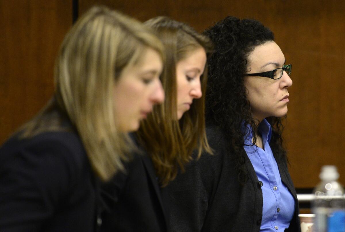 Desde la izquierda, las defensoras Kathryn Herold y Jen Beck acompañan a Dynel Lane al momento que el jurado ingresa en la sala antes de las declaraciones finales en Boulder, Colorado. (Matthew Jonas/Daily Camera vía AP)