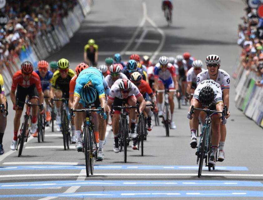 El ciclista eslovaco Peter Sagan (d), del equipo Bora Hansgrohe, cruza la línea de meta para ganar la tercera etapa del Tour Down Under de Lobethal a Uraidla en Adelaida (Australia) este jueves. EFE