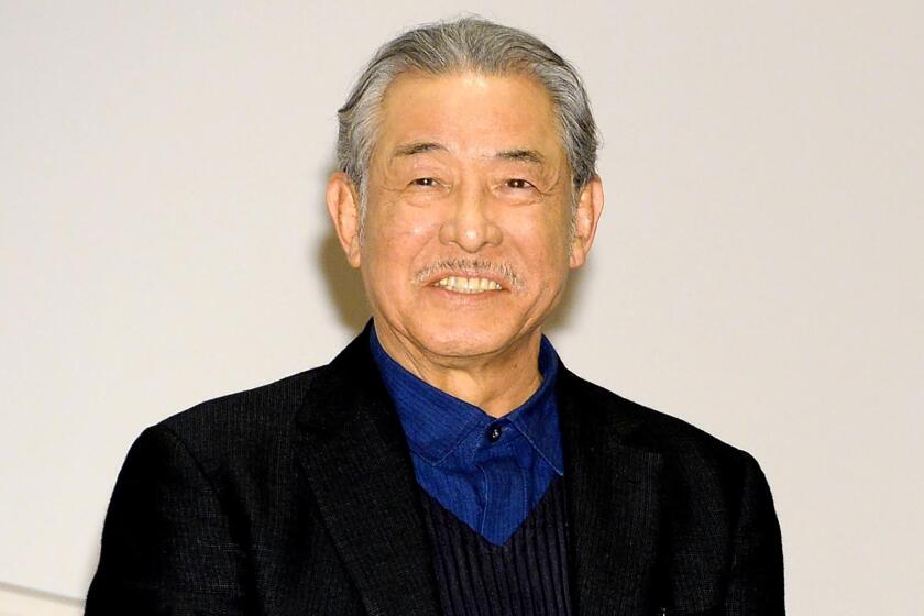En esta imagen, el diseñador de moda Issey Miyake, en el Centro de Arte Nacional, en Tokio, el 15 de marzo de 2016. Los medios japoneses reportaron el 9 de agosto de 2022 que el diseñador, famoso por sus icónicos plisados, falleció. Tenía 84 años. (Kyodo News vía AP)
