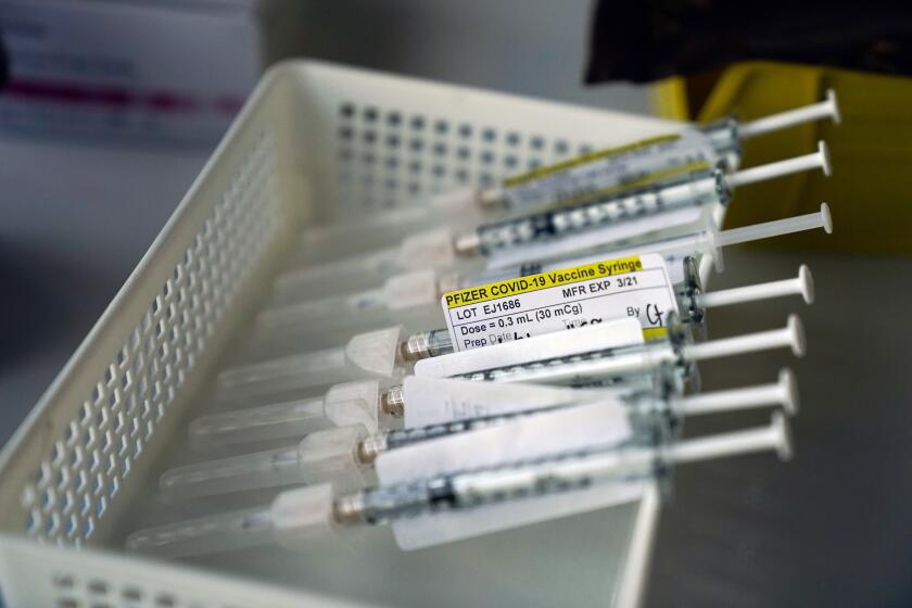 Jeringuillas con la vacuna de Pfizer-BioNTech contra el COVID-19, en una bandeja en una sala de vacunación del hospìtal St. Joseph, en Orange, California, el 7 de enero de 2021. (AP Foto/Jae C. Hong)