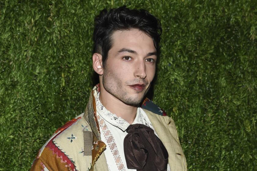 ARCHIVO - Ezra Miller en la 15a evento anual CFDA / Vogue Fashion Fund en Brooklyn Navy Yard el 5 de noviembre de 2018 en Nueva York. Una pareja de Hawái retiro su petición de una orden de restricción temporal contra Miller el 11 de abril de 2022. (Foto Evan Agostini/Invision/AP, archivo)