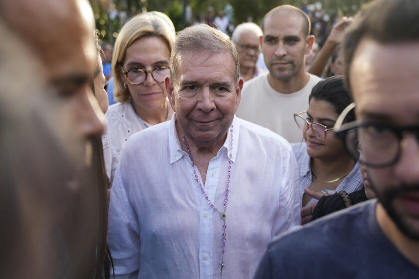 ARCHIVO - El candidato presidencial de la oposición venezolana Edmundo González asiste a un evento de campaña antes de las elecciones en Caracas, Venezuela, el 13 de junio de 2024. (AP Foto/Ariana Cubillos, Archivo)