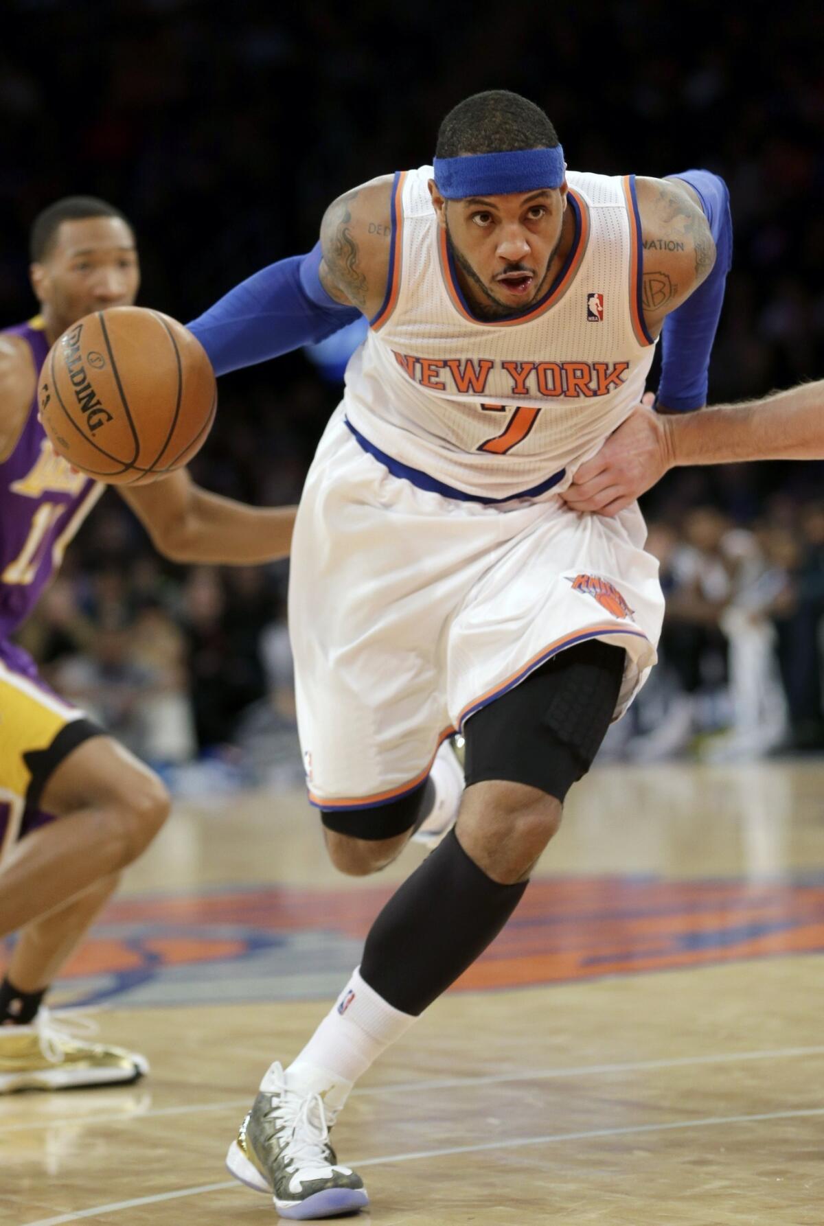 Knicks forward Carmelo Anthony drives to the basket against the Lakers.