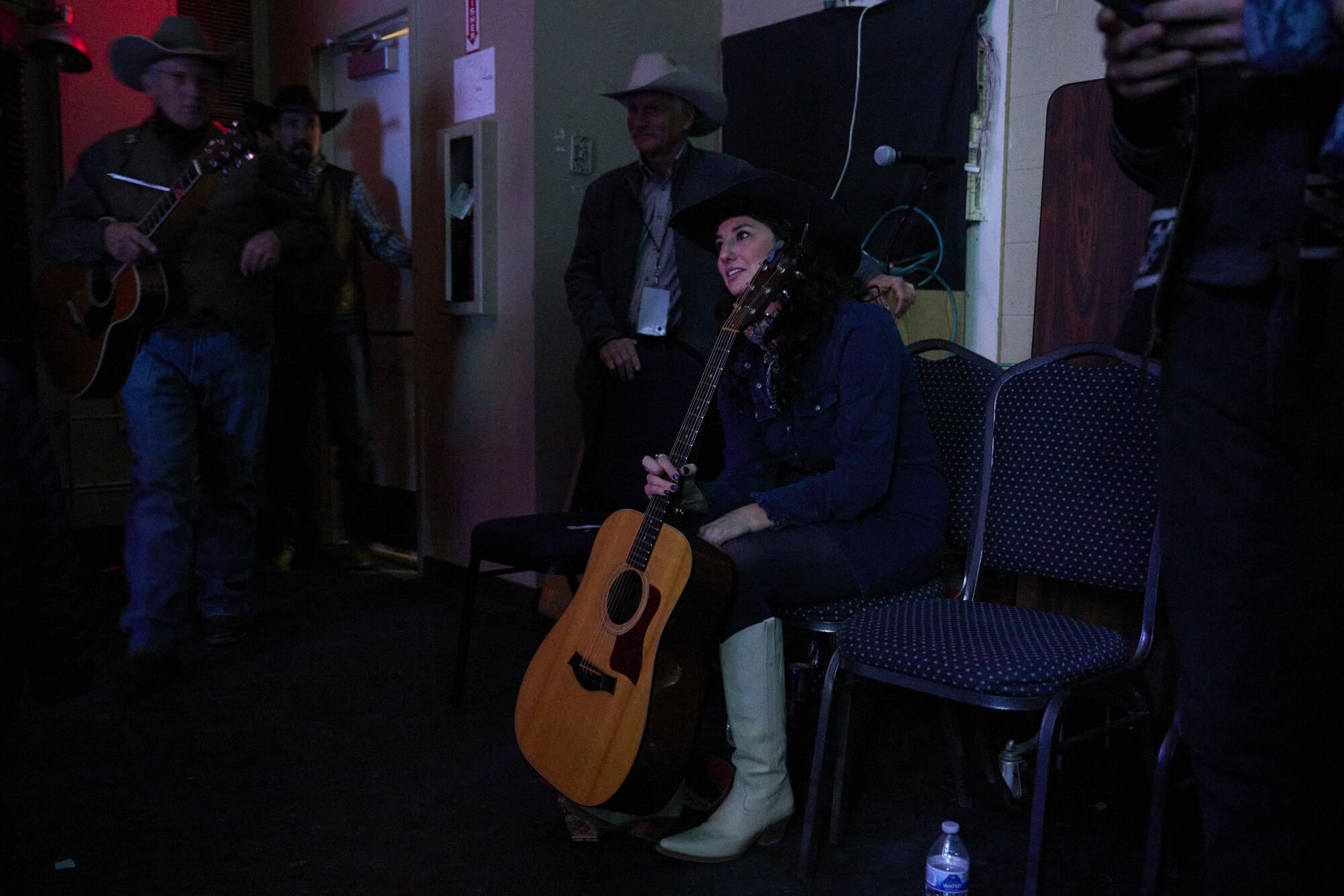Jessie Veeder attend dans les coulisses avant de se produire au National Cowboy Poetry Gathering.