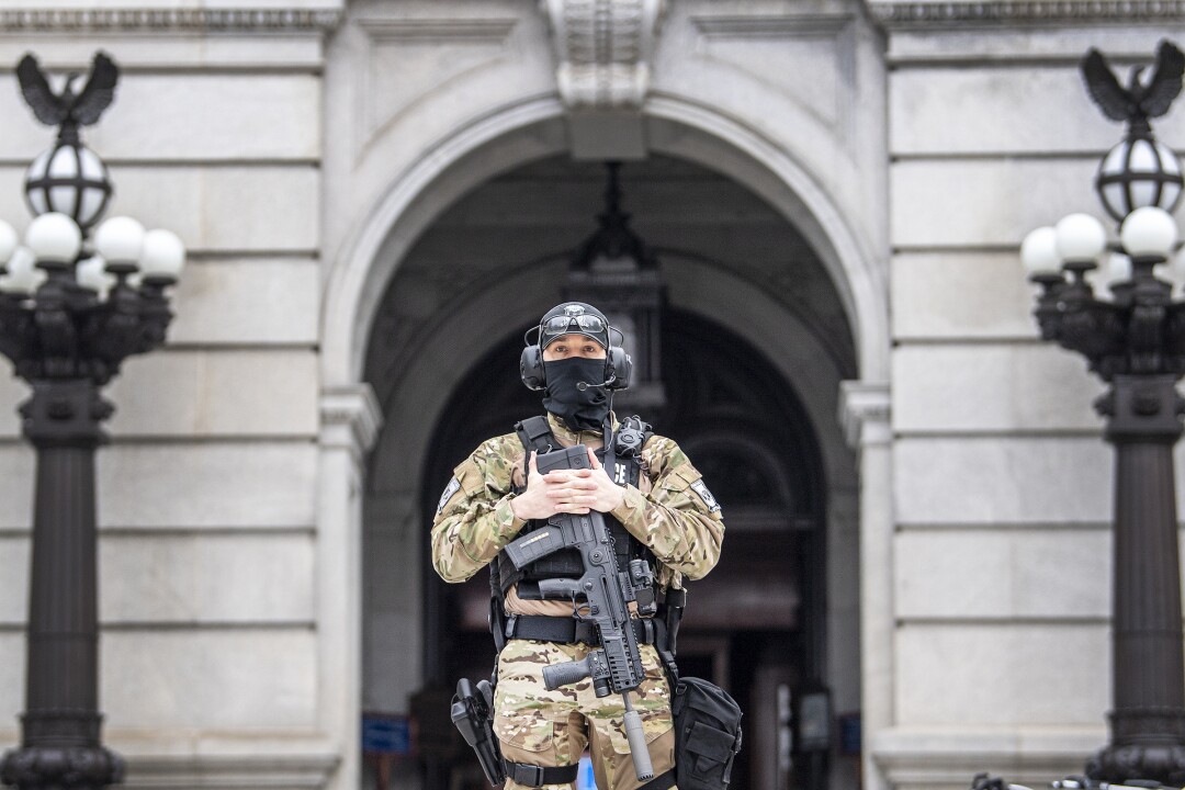Un membro della Pennsylvania Capitol Police sorveglia l'ingresso al Pennsylvania Capitol Complex di Harrisburg.