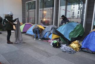 Activistas ayudan a migrantes a empacar sus pertenencias en un campamento improvisado el martes 23 de abril en París, Francia. La policía francesa desalojó el martes a varios migrantes de un campamento improvisado en París a unos pasos del río Sena, una nueva operación en lo que grupos de ayuda describen como una campaña de “limpieza social” antes de los Juegos Olímpicos. (AP Foto/Nicolas Garriga)