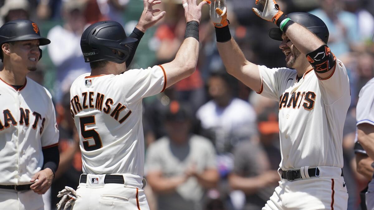 Pederson hits tying homer in 8th, draws winning walk for the Giants in the  9th - The San Diego Union-Tribune