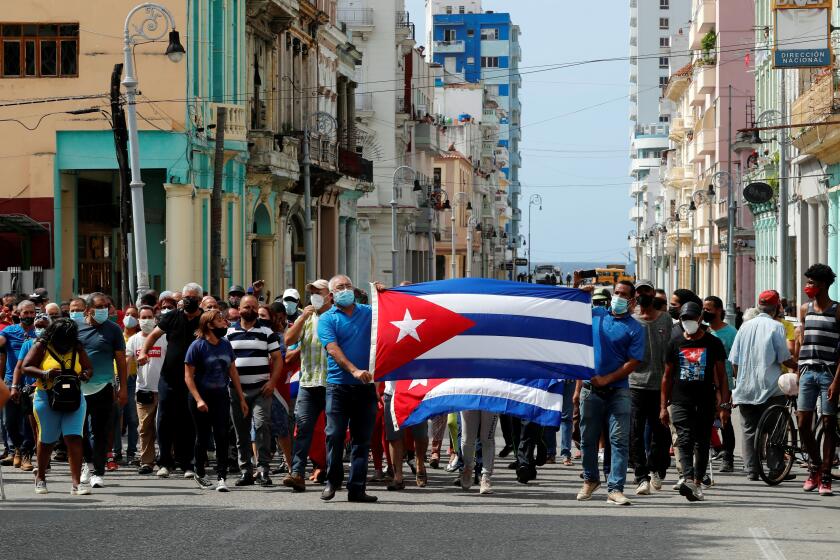 Las manfestaciones que se hicieron frente al capitolio de Cuba el domingo en La Habana (Cuba), han generado numerosas protestas