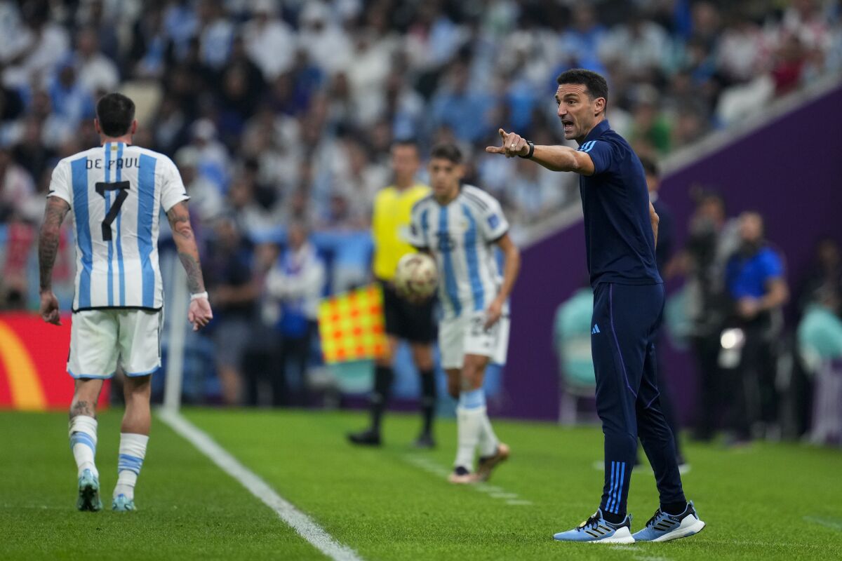 El técnico argentino Lionel Scaloni dando instrucciones dura 
