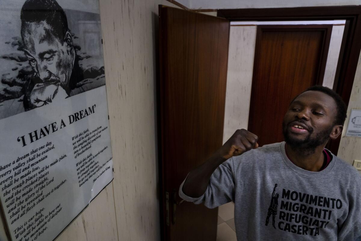 Mamadou Kouassi, un migrante que hizo el viaje desde su Costa de Marfil natal a Italia