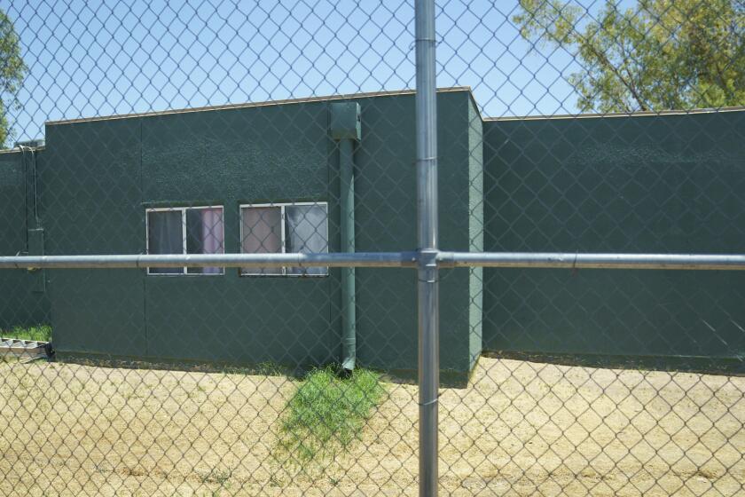 ARCHIVO - Edificios que albergan a menores en los terrenos de Southwest Key Campbell, un refugio para niños que han sido separados de sus padres, 28 de junio de 2018, en Phoenix. (AP Foto/Carolyn Kaster, Archivo)