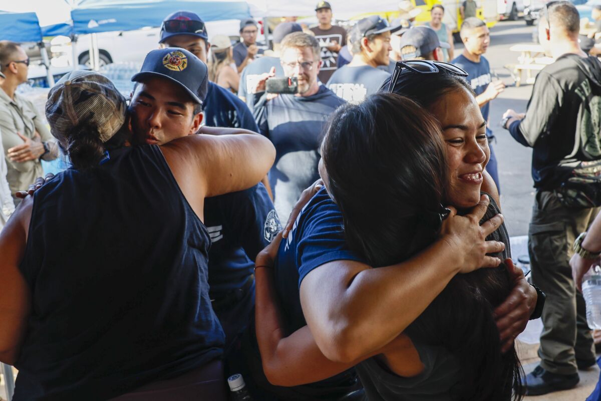 Volunteers greet Hawaii federal firefighters.