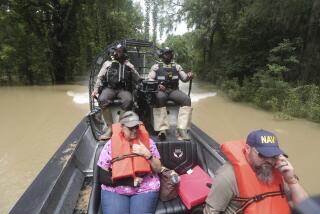 Guardias del Departamento de Parques y Vida Silvestre de Texas, utilizan un bote para rescatar a residentes de las inundaciones en el condado Liberty, Texas, el sábado 4 de mayo de 2024. (AP Foto/Lekan Oyekanmi)