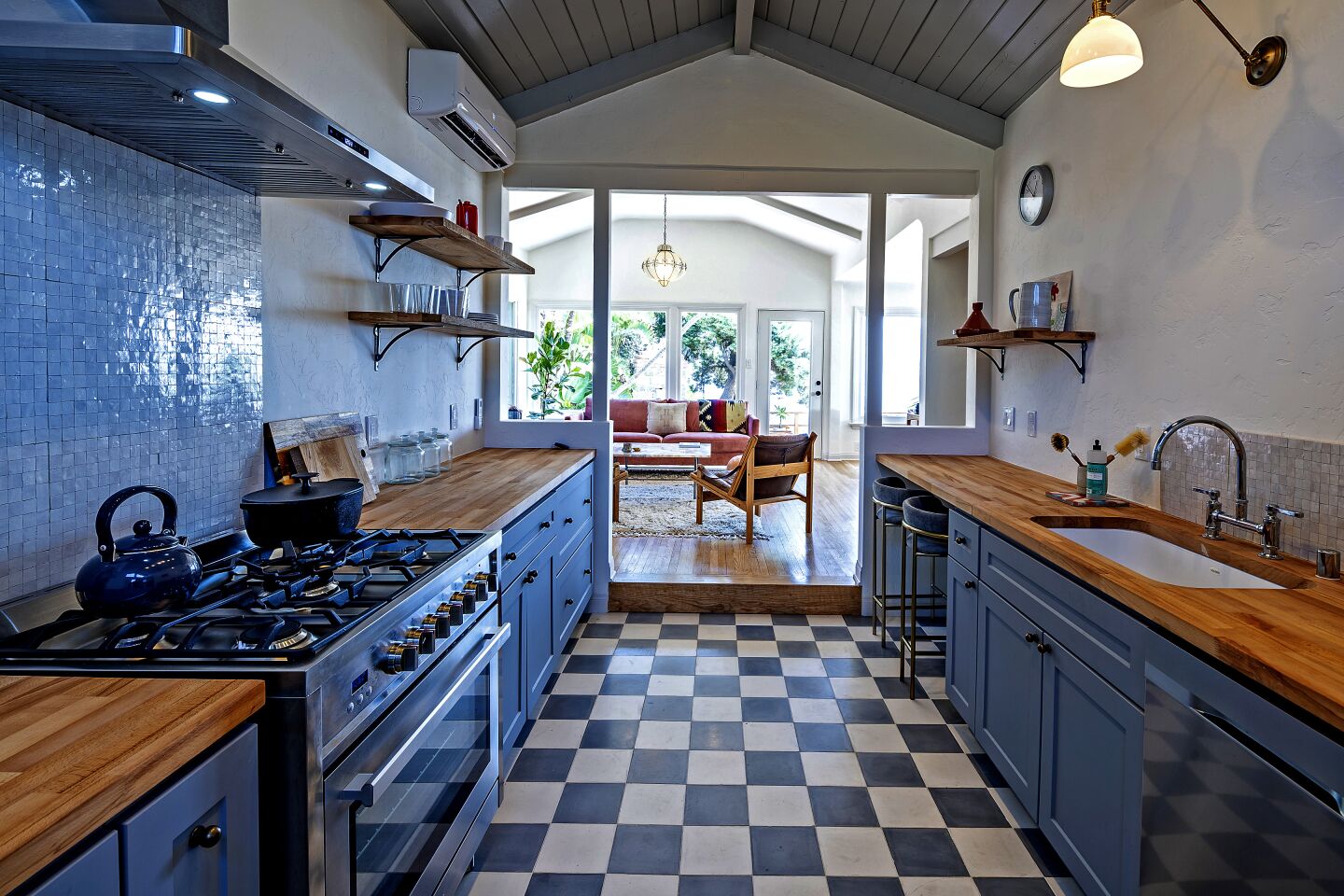 Hot Property | Corbin Bernsen / Amanda Pays compound: the kitchen