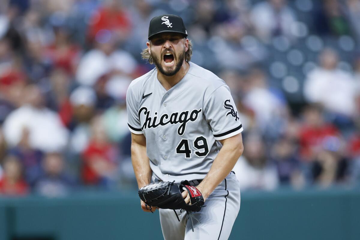 WATCH: White Sox' Andrew Benintendi ties the game in the 9th inning