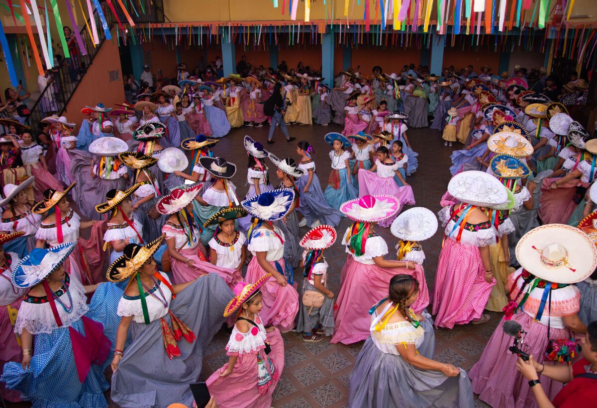 Mujeres indígenas bailan en sur de México por el Día de la Candelaria
