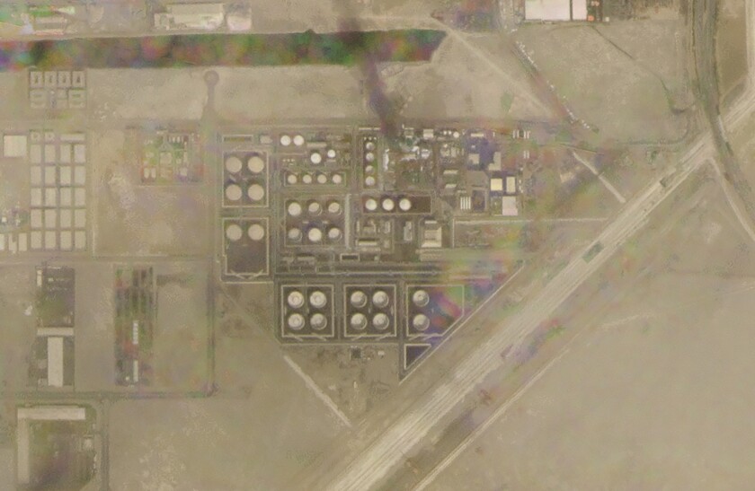 En esta imagen por satélite distribuida por Planet Labs PBC, humo alzándose de un depósito de combustible de Abu Dhabi National Oil Co. en el vecindario de Mussafah, Abu Dhabi, en Emiratos Árabes Unidos, el lunes 17 de enero de 2022. Tres personas murieron en un ataque de dron reivindicado por rebeldes hutíes en Yemen, que también provocó un incendio en el aeropuerto internacional de Abu Dhabi. (Planet Labs PBC via AP)