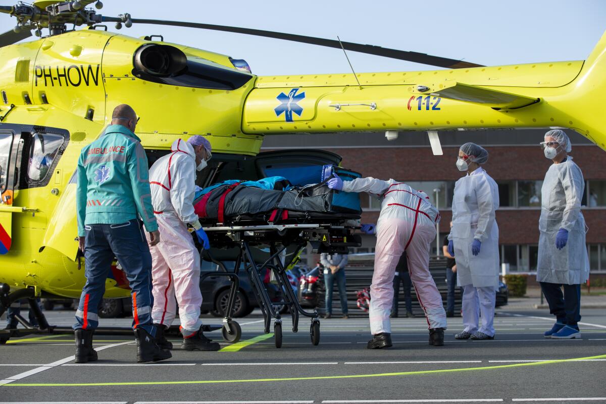 Un paciente enfermo de COVID-19 es subido a un helicóptero el viernes 23 de octubre de 2020 