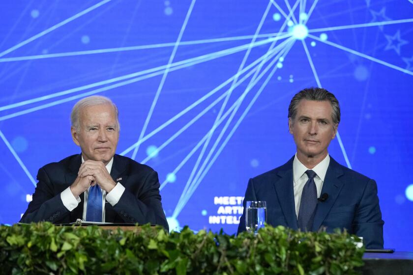 El presidente Joe Biden y el gobernador de California, Gavin Newsom, durante un foro sobre la gestión de los riesgos de la inteligencia artificial en San Francisco, el 20 de junio de 2023. (Foto AP/Susan Walsh, Archivo)