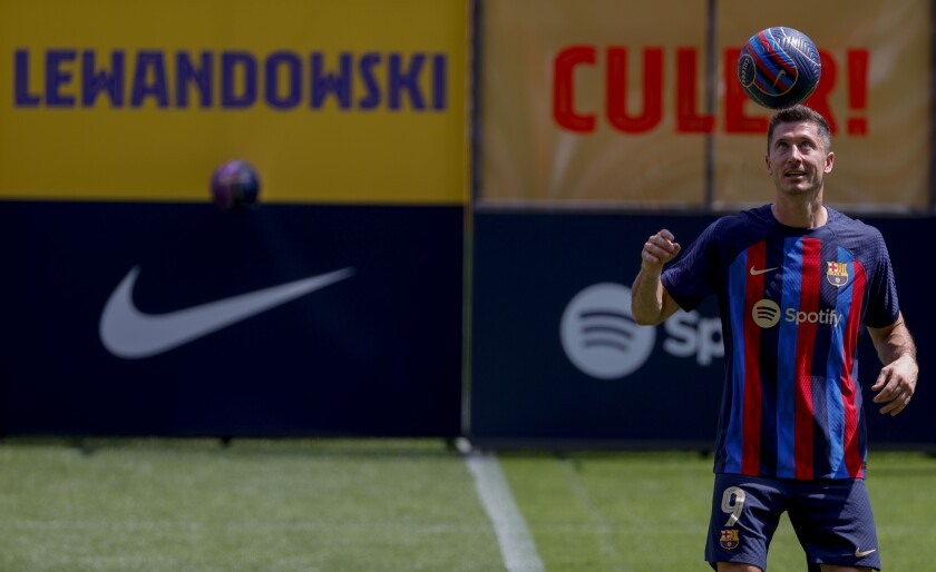 El delantero polaco Robert Lewandowski domina el balón durante su presentación oficial después de firmar con el club Barcelona, en Barcelona, España, el viernes 5 de agosto de 2022. (AP Foto/Joan Monfort)