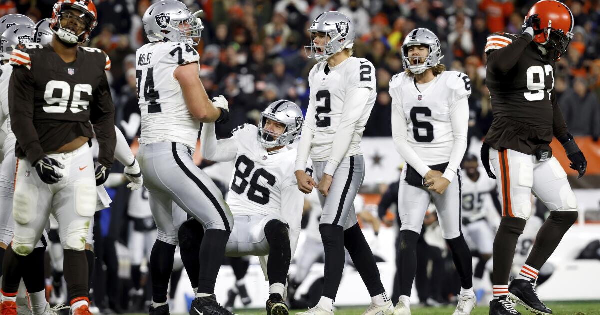 Carlson FG gives Raiders 16-14 win vs COVID-ravaged Browns