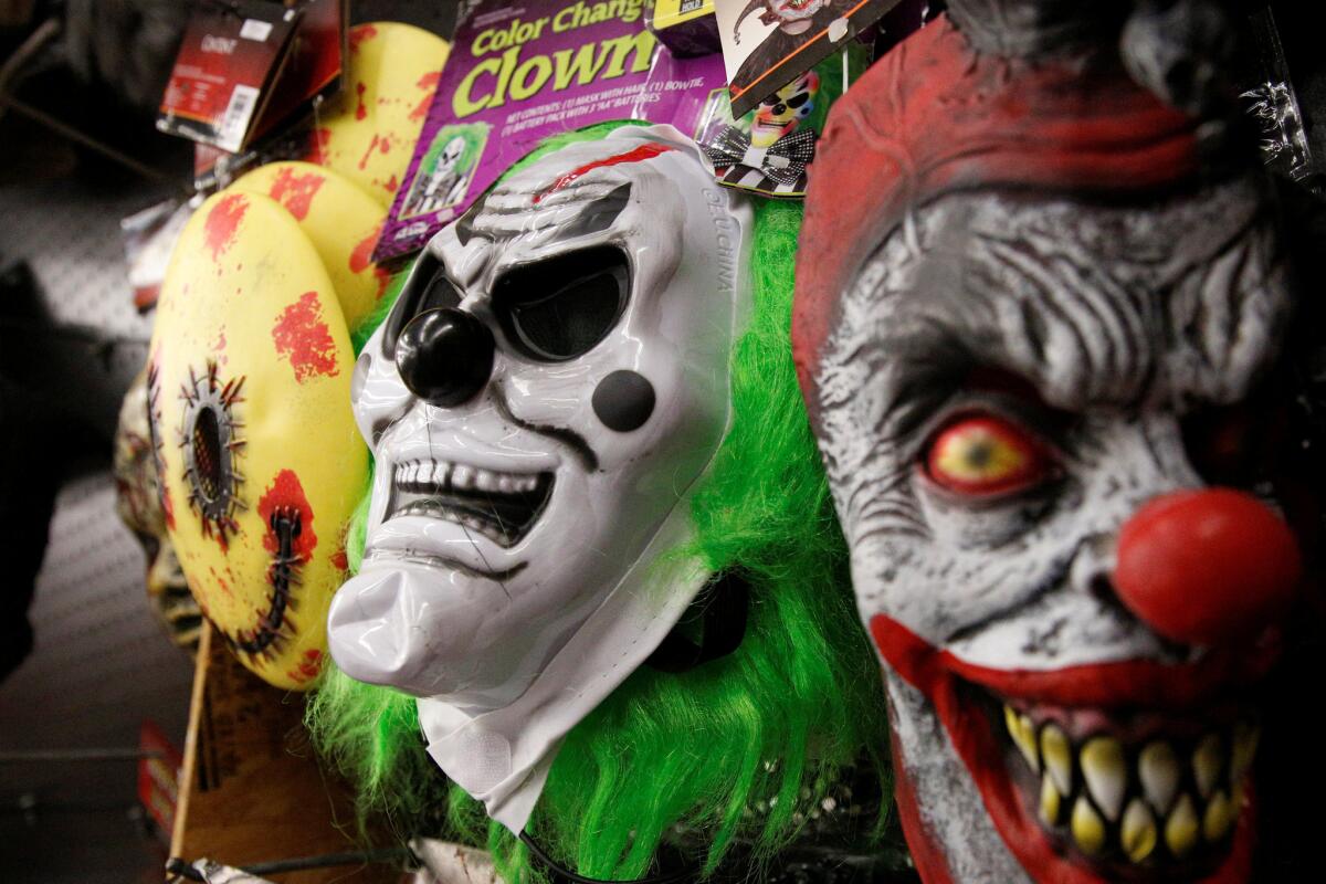 Las máscaras de payaso espeluznante se muestran en una tienda de Halloween en el barrio de Brooklyn en Nueva York.