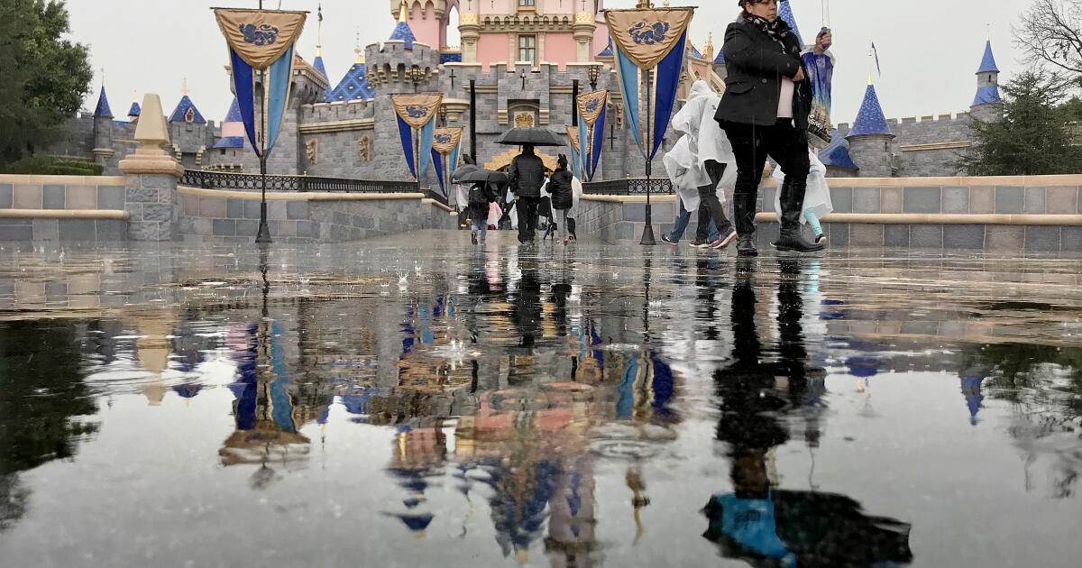 大雨袭击奥兰治县,游客在迪士尼乐园争先恐后地寻求安全