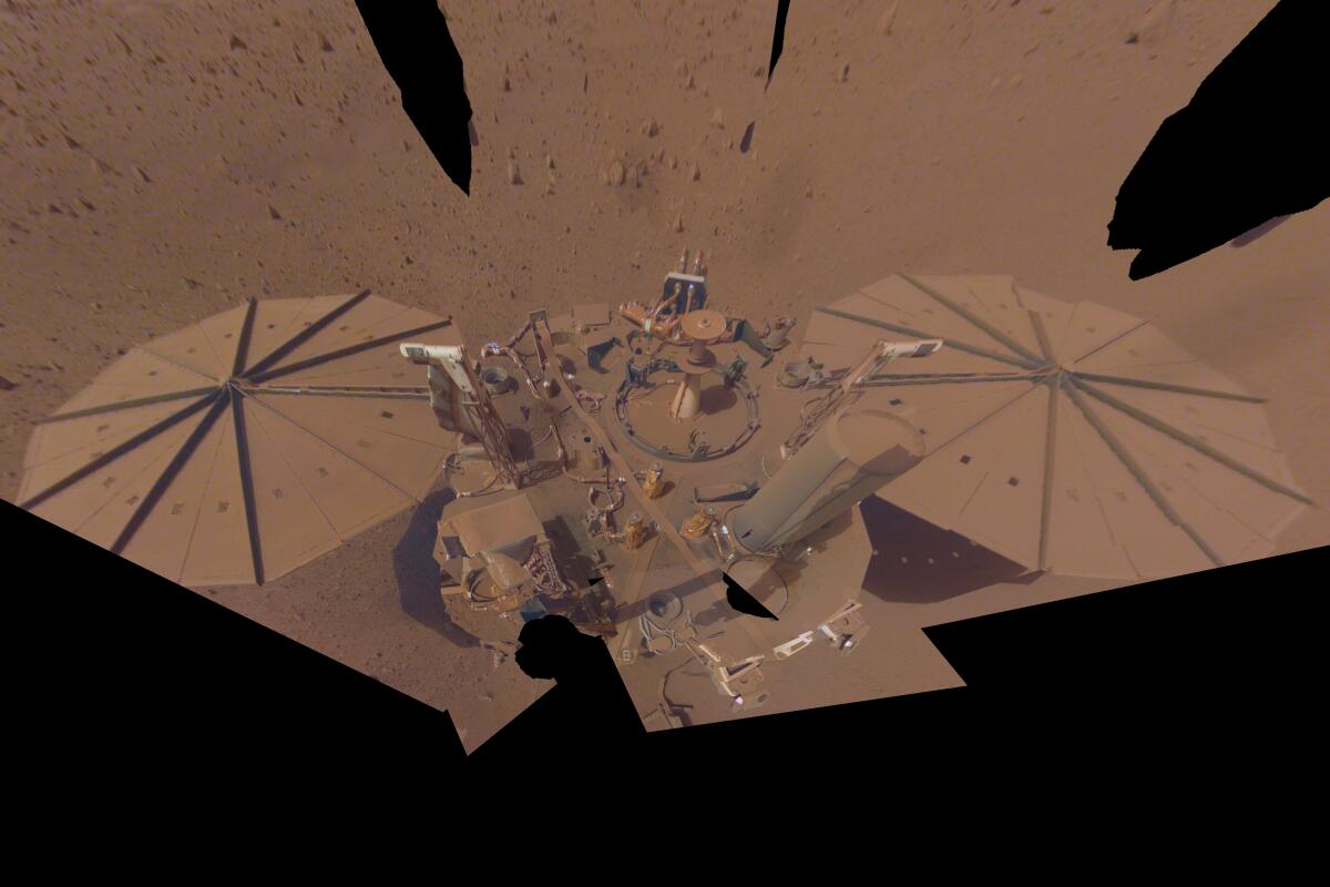 Esta imagen proporcionada por la NASA muestra el módulo explorador InSight en Marte 