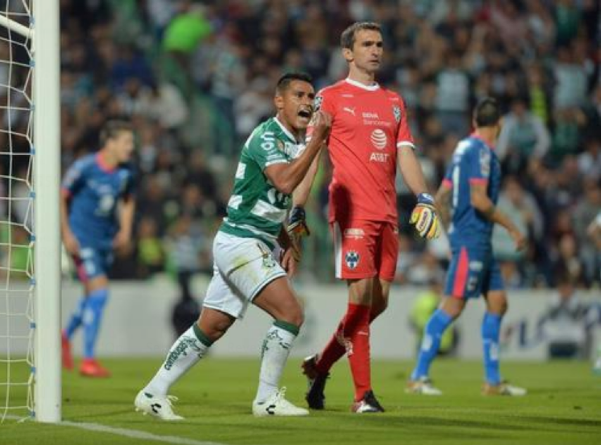 Osvaldo Martinez (i) de Santos Laguna durante un partido celebrado en el estadio Corona de la ciudad de Torreón (México). EFE/Miguel Sierra/Archivo