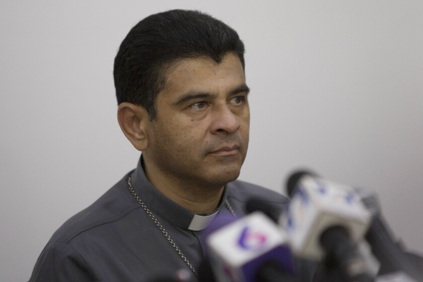 ARCHIVO - Rolando Álvarez, obispo de Matagalpa, asiste a una conferencia de prensa 