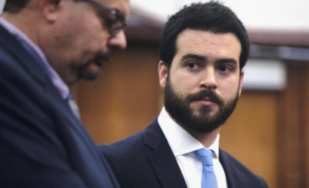 La estrella de la telenovela mexicana Pablo Lyle, derecha, se presenta a una audiencia, el miércoles 15 de enero de 2020 en Miami. Lyle está acusado de haber golpeado fatalmente a un conductor durante un incidente de una redada en la carretera en Miami el pasado mes de marzo. (Alexia Fodere/Miami Herald vía AP)