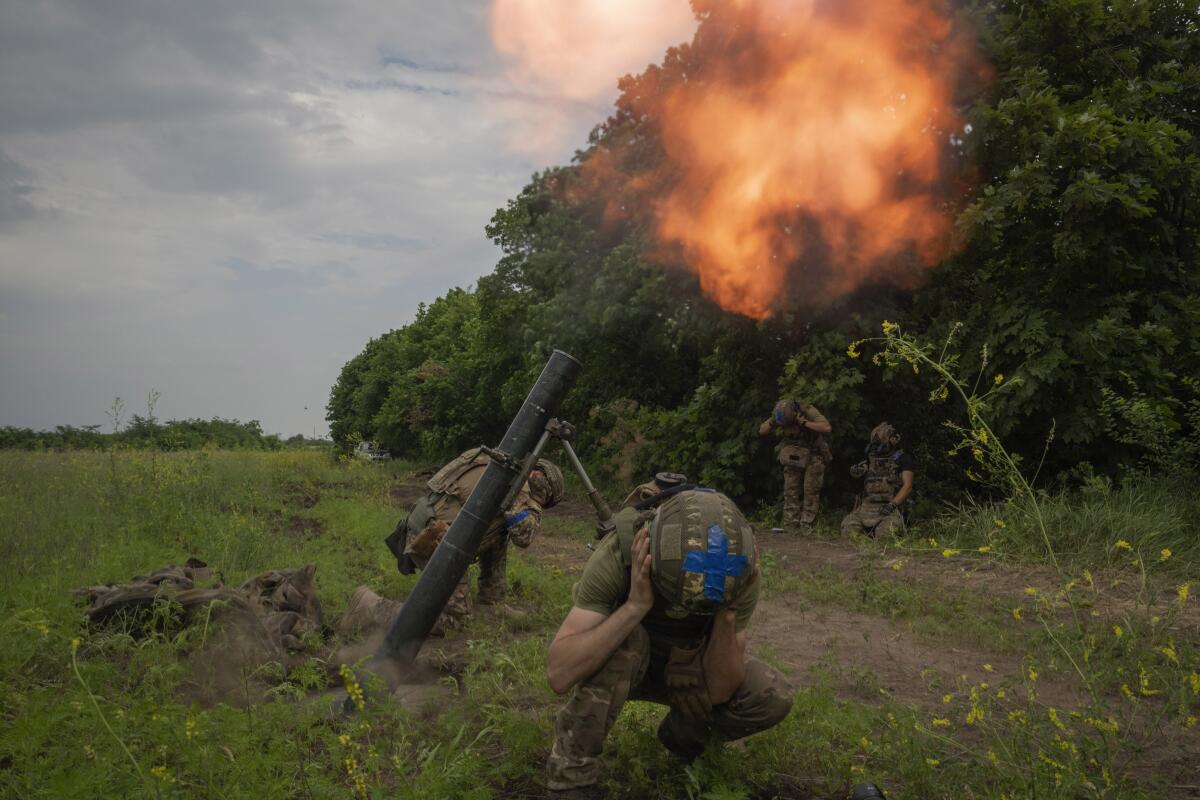 Ukrainian soldiers firing toward Russian positions in the Zaporizhzhia region