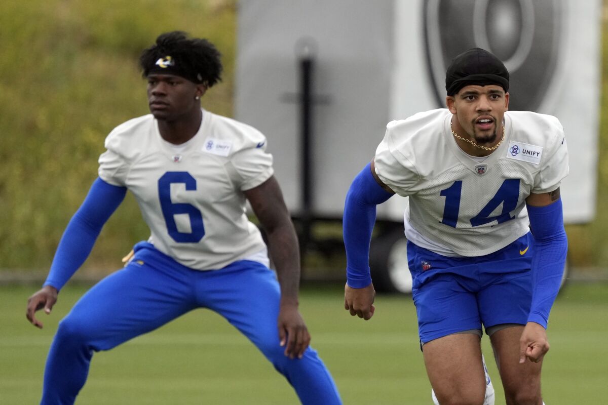Rams defans oyuncuları Cobie Durant (14) ve Tre Tomlinson, Salı günü düzenlenen takım aktivitelerinde antrenman yapıyor.