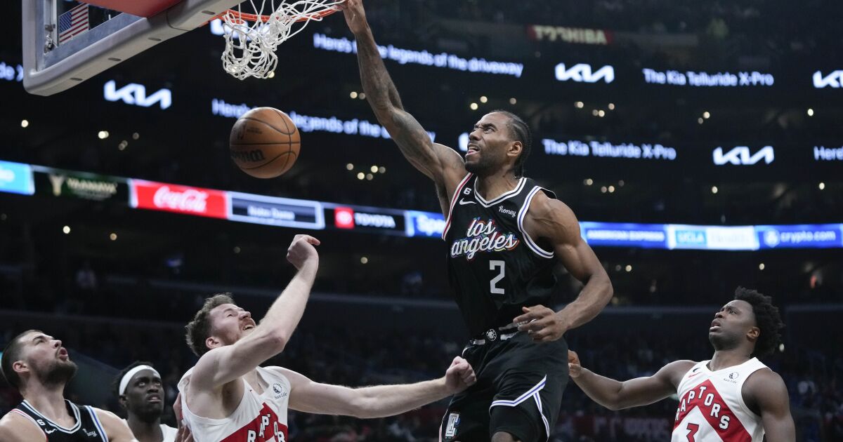 Kawhi Leonard scores 24 as Clippers pull away from Raptors
