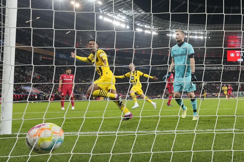 Jude Bellingham (izquierda) celebra el segundo gol del Borussia Dortmund ante el Bayer Leverkusen en el partido de la Bundesliga, el domingo 29 de enero de 2023. (AP Foto/Martin Meissner)