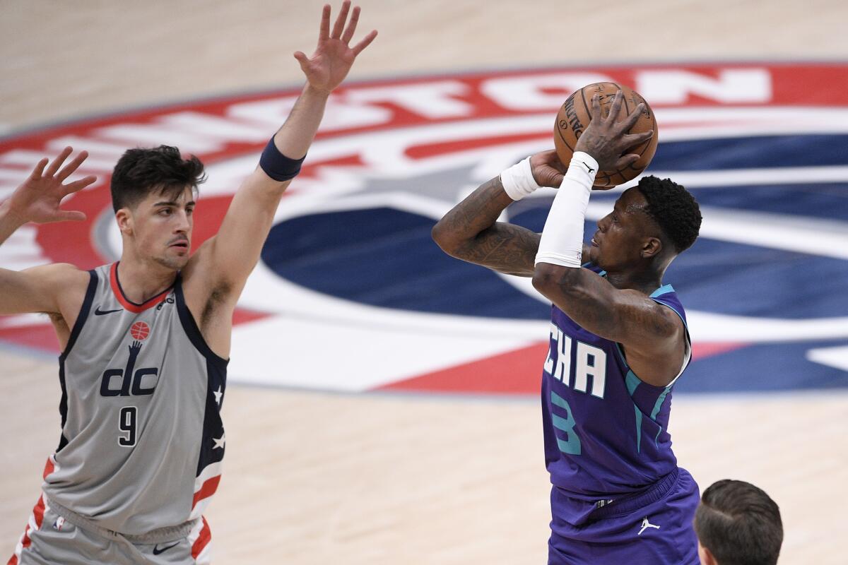 El base de los Hornets de Charlotte Terry Rozier lanza el balón