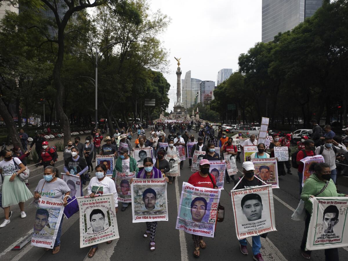 Familiares y amigos marchan en busca de justicia para los 43 estudiantes desaparecidos