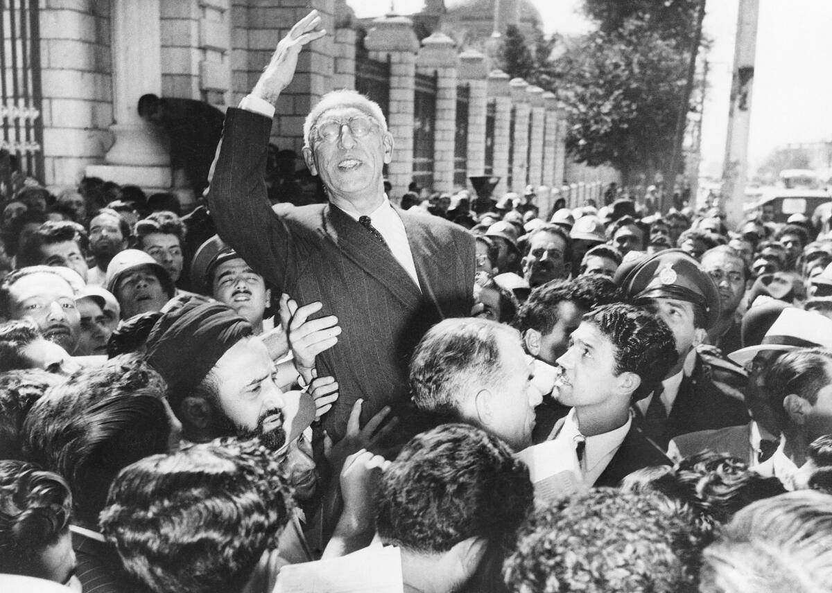 El primer ministro Mohammad Mossadegh es llevado en hombros por una multitud 