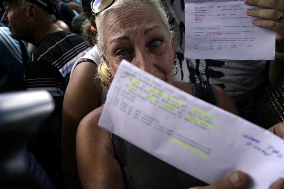 Cubanos reunidos fuera de la embajada de Ecuador en La Habana para expresar su frustración por una nueva regla que ahora requiere que tengan una visa para visitar el país sudamericano, el viernes 27 de noviembre de 2015. (Foto AP/Ramon Espinosa)
