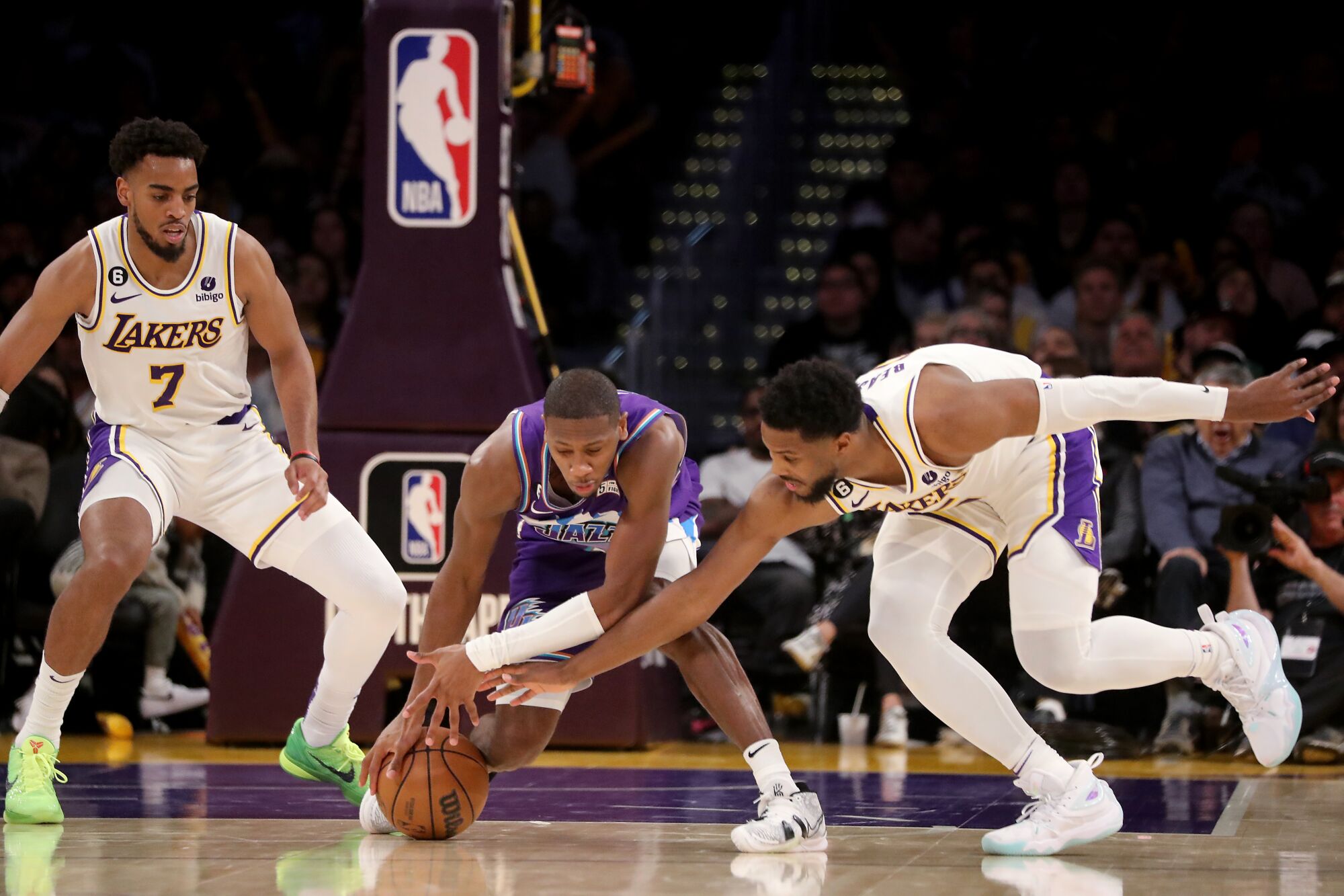 Le gardien des Lakers Malik Beasley, à droite, tente de prendre le ballon au gardien du Jazz Kris Dunn au cours du quatrième quart dimanche.