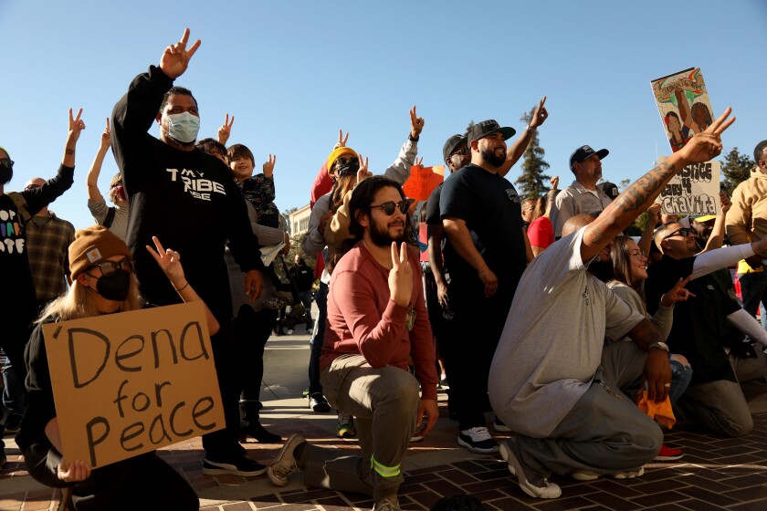 ساکنان و فعالان مدنی در پاسادنا در تظاهرات صلح در مقابل تالار شهر پاسادنا شرکت کردند.