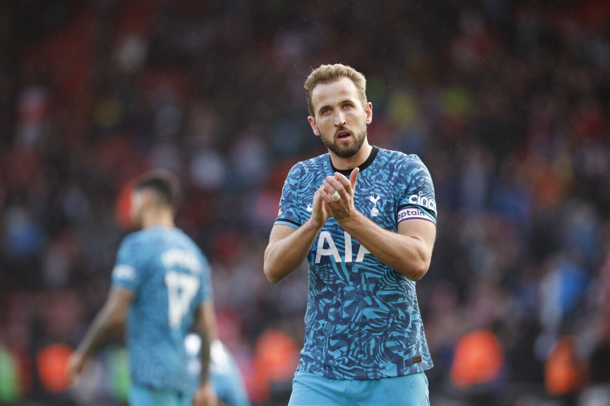 Harry Kane del Tottenham abandona el campo tras empatar con el Southampton en la Liga Premier el sábado 18 de marzo del 2023. (AP Foto/David Cliff)
