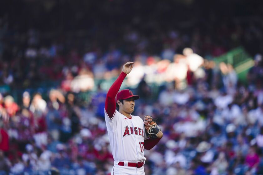 El japonés Shohei Ohtani, de los Angelinos de Los Ángeles, estira un brazo tras hacer un lanzamiento en el juego ante los Marineros de Seattle, el jueves 3 de agosto de 2023 (AP Foto/Ryan Sun)