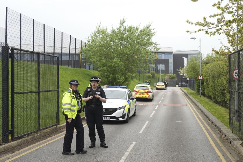 Policías montan guardia ante la Birley Academy en Sheffield, en el norte de Inglaterra, el miércoles 1 de mayo de 2024. Un chico de 17 años fue detenido como sospechoso de intento de asesinato después de que tres personas fueran agredidas con un objeto afilado en una escuela secundaria del norte de Inglaterra, indicó el miércoles la policía del sur de Yorkshire. (Dominic Lipinski/PA via AP)
