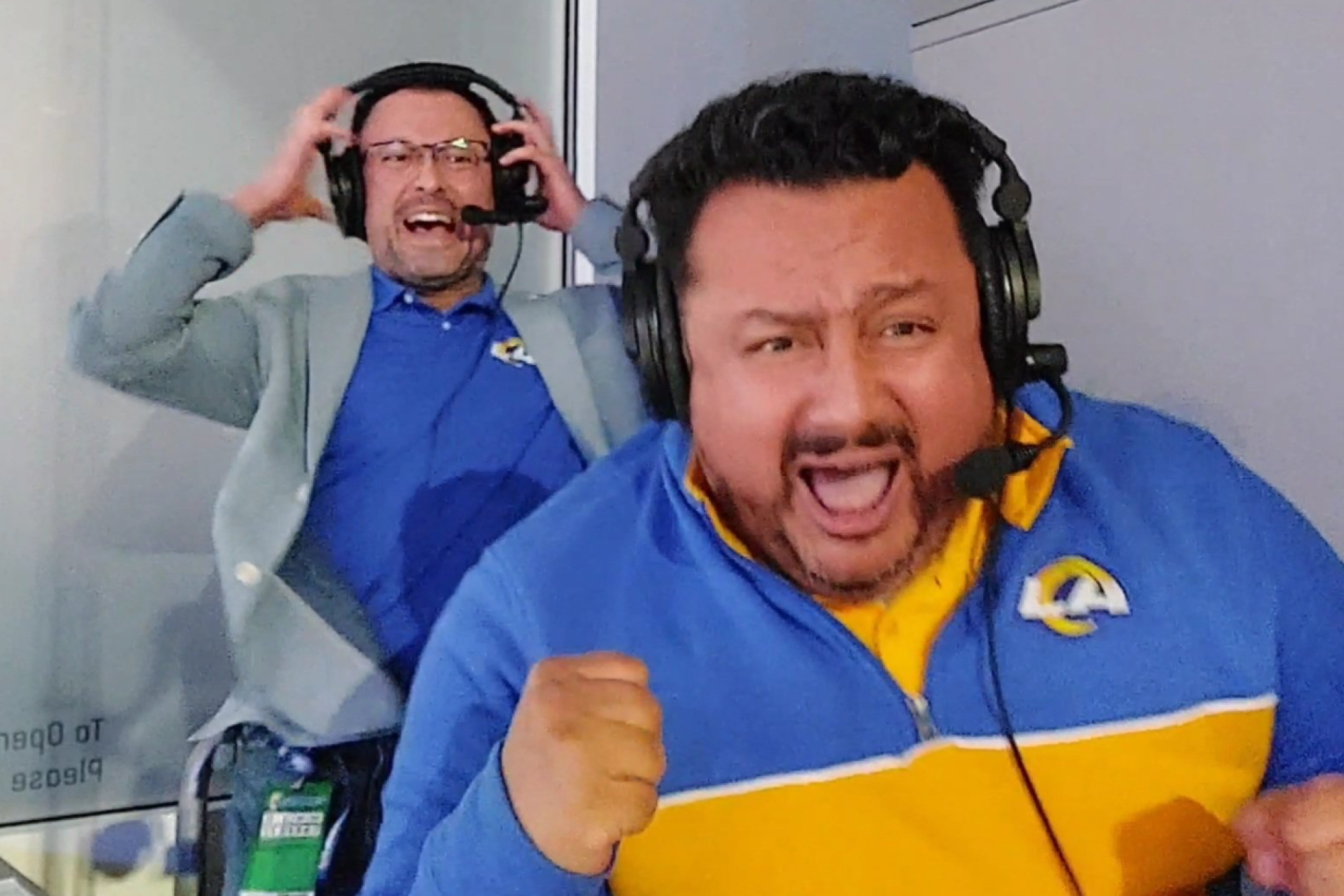 Troy Santiago (de frente) y Ricardo López Juárez durante una transmisión de los Rams por la KWKW 1330 AM.