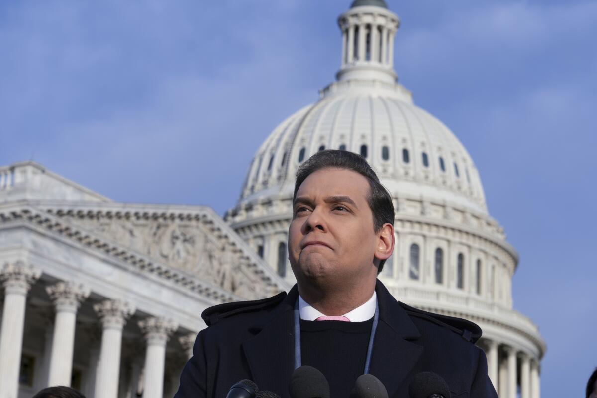 El representante republicano George Santos habla con la prensa frente al Capitolio, Washington, 