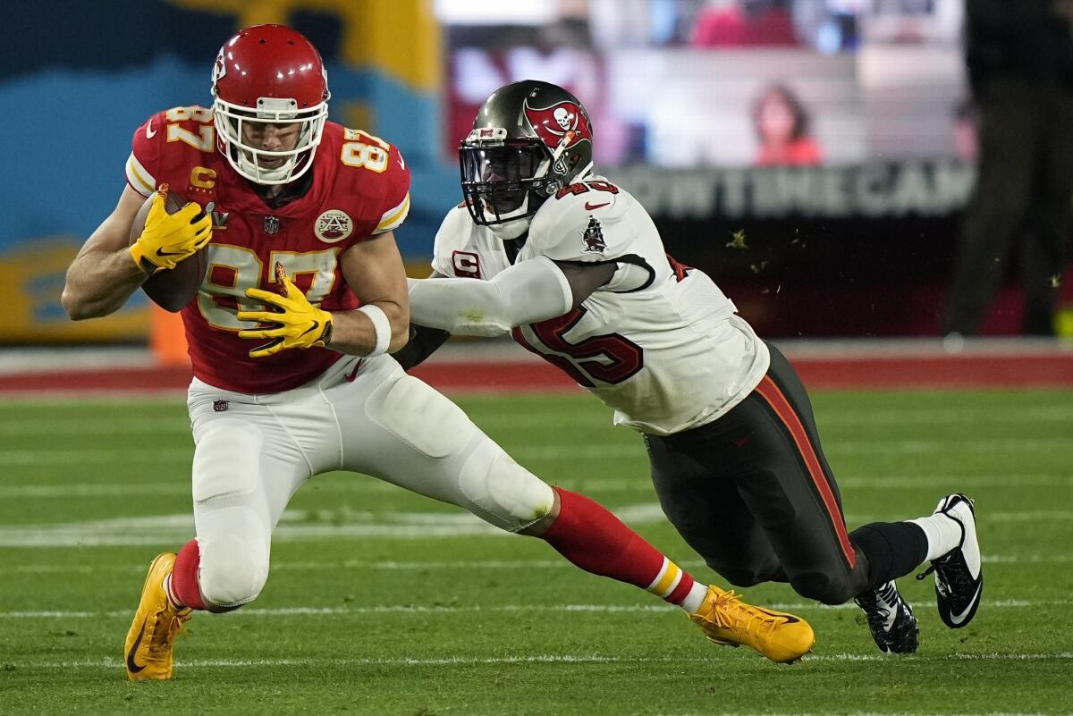 Kansas City Chiefs tight end Travis Kelce catches a pass against Tampa Bay Buccaneers inside linebacker Lavonte David.